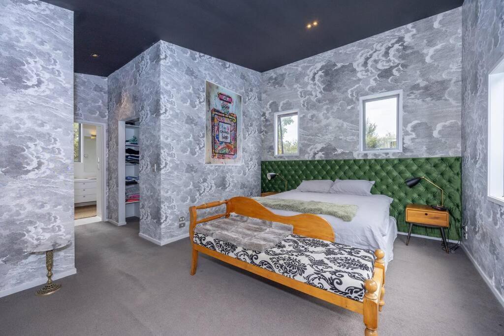 Отель Upstairs Relaxing Loft Albert Town Экстерьер фото